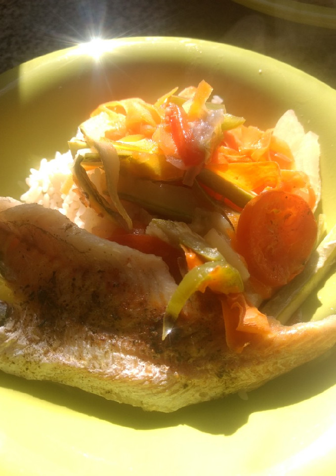 Una foto de Filete de merluza con verduras asadas y arroz