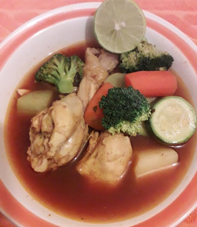 Una foto de Caldo de pollo, (rojo)