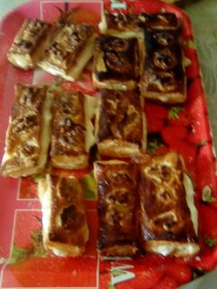 Una foto de Hojaldre con nata y nueces