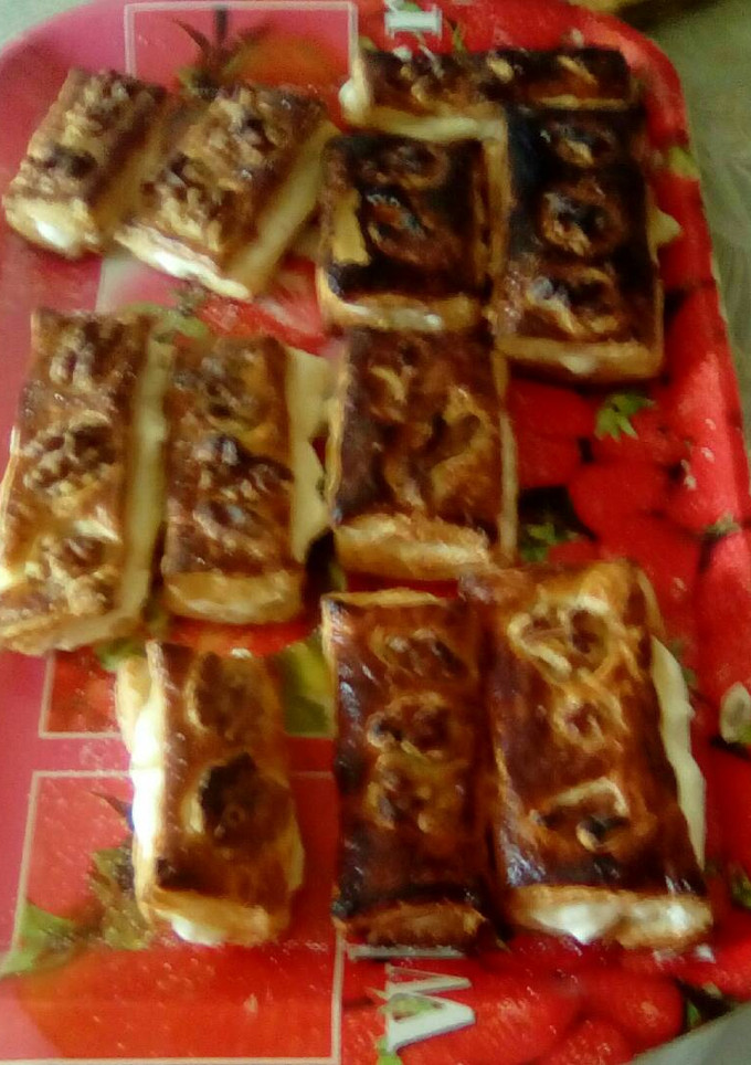 Una foto de Hojaldre con nata y nueces