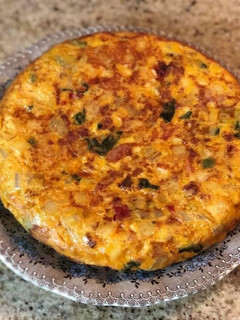 Una foto de Tortilla con chorizo, patatas y acelgas