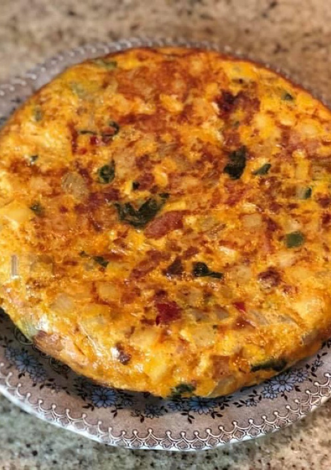 Una foto de Tortilla con chorizo, patatas y acelgas