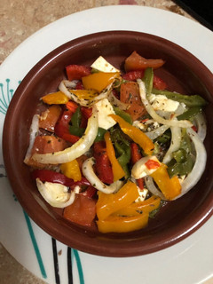 Una foto de Cazuelita de ensalada griega al horno
