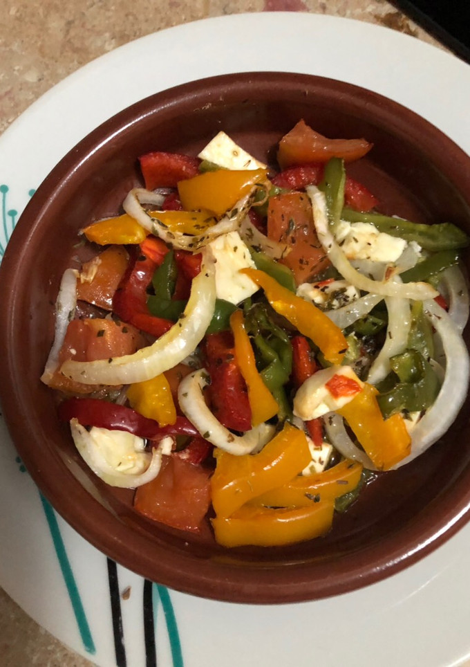 Una foto de Cazuelita de ensalada griega al horno