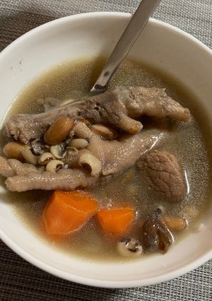A picture of 🥣 Chicken Feet Soup with Black-Eyed Peas and Peanuts.
