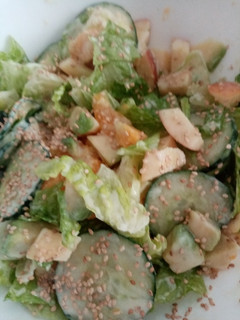 Una foto de Ensalada con frutas y salsa de yogurt