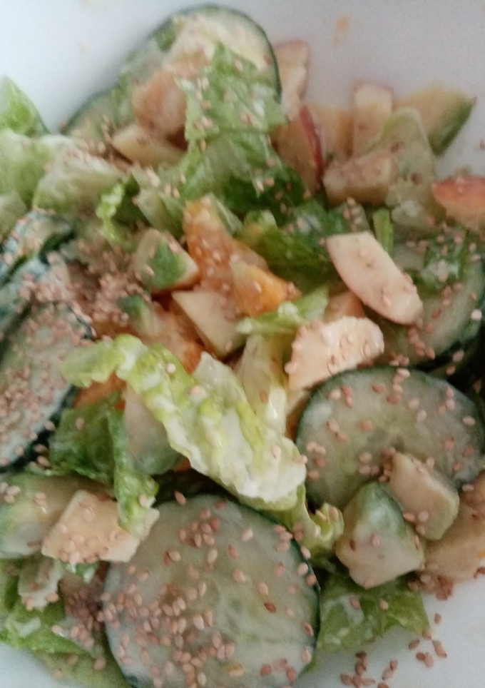 Una foto de Ensalada con frutas y salsa de yogurt