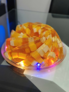 Una foto de Gelatina Encapsulada de mosaicos sabor a piña colada