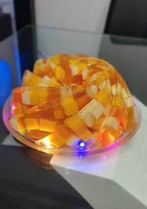 Una foto de Gelatina Encapsulada de mosaicos sabor a piña colada