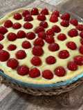Tarta con crema pastelera y frambuesas