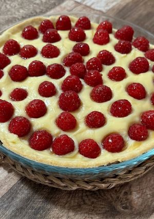 Una foto de Tarta con crema pastelera y frambuesas