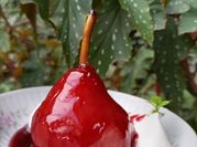 Una foto de postres con peras