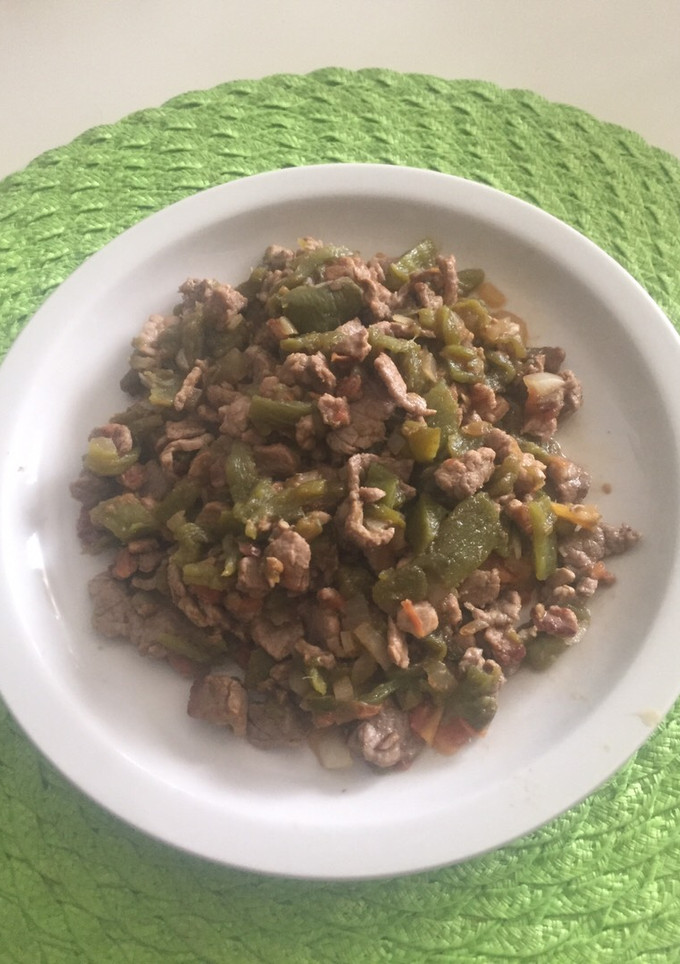 Una foto de Guisado de res con Chilaca