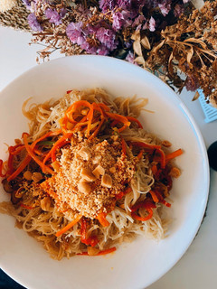 Una foto de Fideos de arroz fino con verduritas, soja y cacahuetes