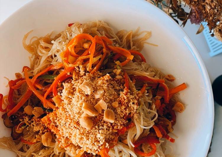 Fideos de arroz fino con verduritas, soja y cacahuetes