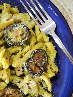 Una foto de Spätzli con shiitake, guacamole y pecorino