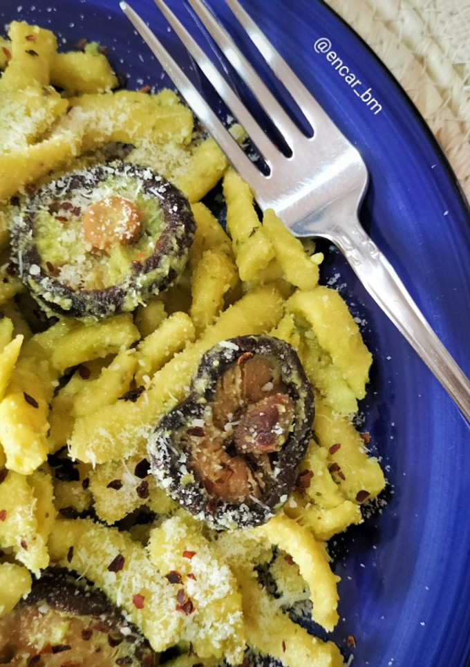 Una foto de Spätzli con shiitake, guacamole y pecorino