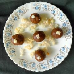 A picture of Gond ladoo.