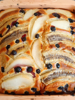 Una foto de Torta húmeda de frutas y Dulce de leche 🍌🍐🫐