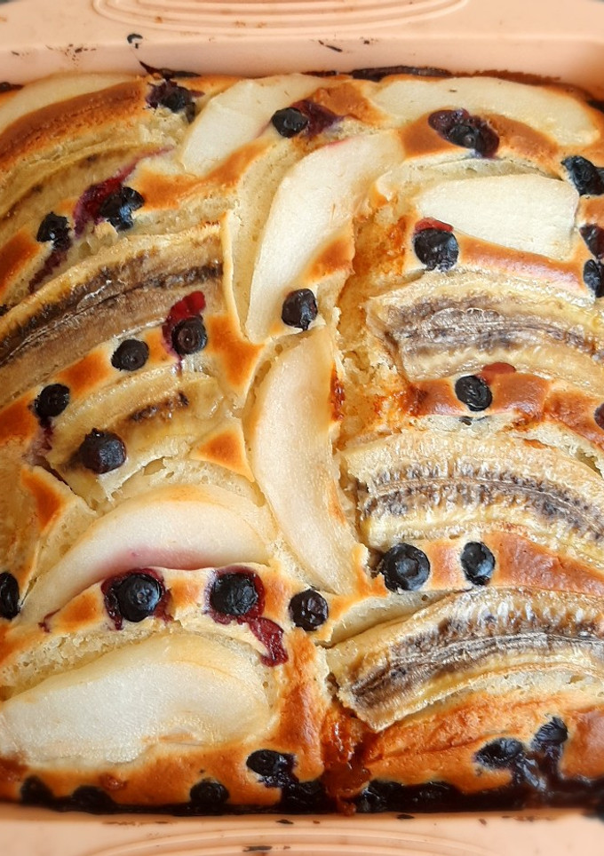 Una foto de Torta húmeda de frutas y Dulce de leche 🍌🍐🫐