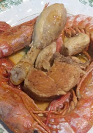 Una foto de Pollo con gambas en cazuela