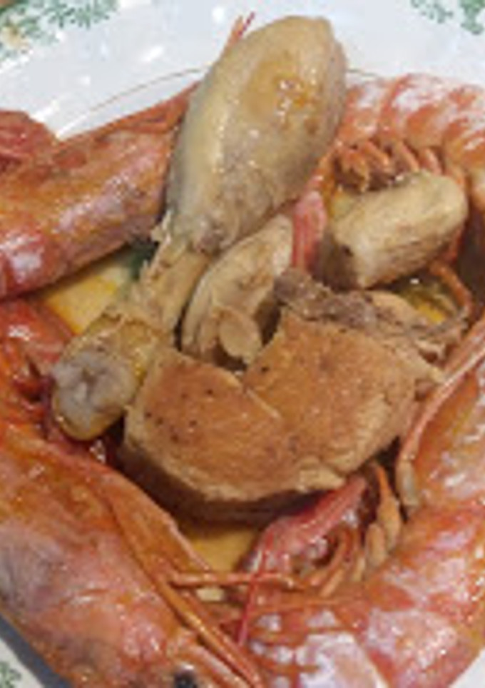 Una foto de Pollo con gambas en cazuela