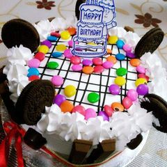 Oreo kitkat blackforest cake with vanilla flavour icing A picture of Oreo kitkat blackforest cake with vanilla flavour icing.