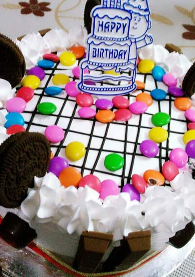 A picture of Oreo kitkat blackforest cake with vanilla flavour icing.