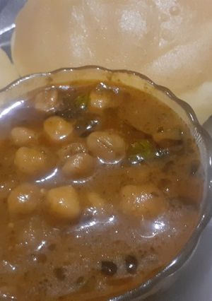 A picture of Chhole bhature.