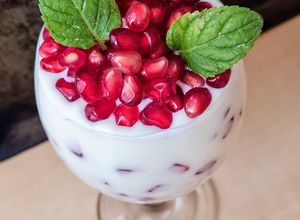 Una foto de Yogur natural casero con granada 🍧 ♥️