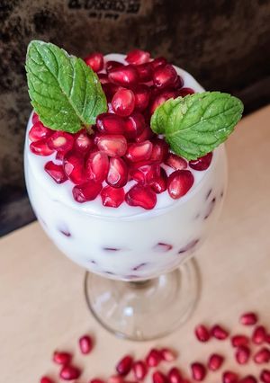 Una foto de Yogur natural casero con granada 🍧 ♥️