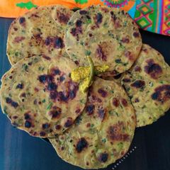 A picture of Green Garlic Paratha.
