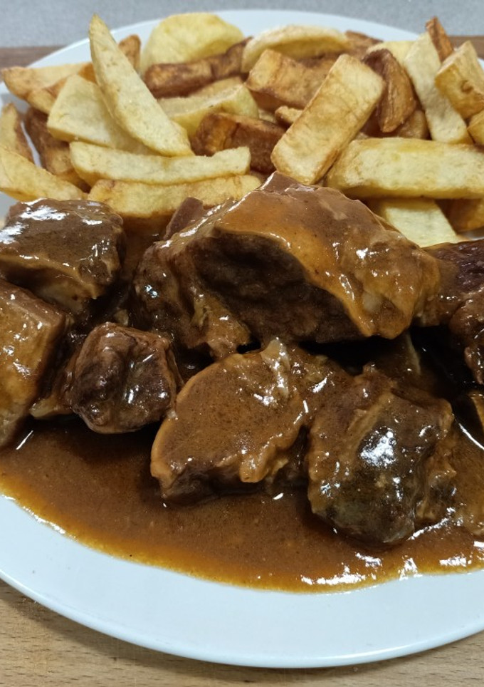 Una foto de Costillas de ternera guisada con salsa de cerveza y papas fritas