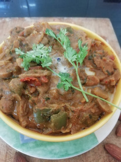 சைவ விருந்து காளான் குடைமிளகாய் க்ரேவி(mushroom capsicum gravy recipe in tamil) செய்முறை முக்கிய புகைப்படம்