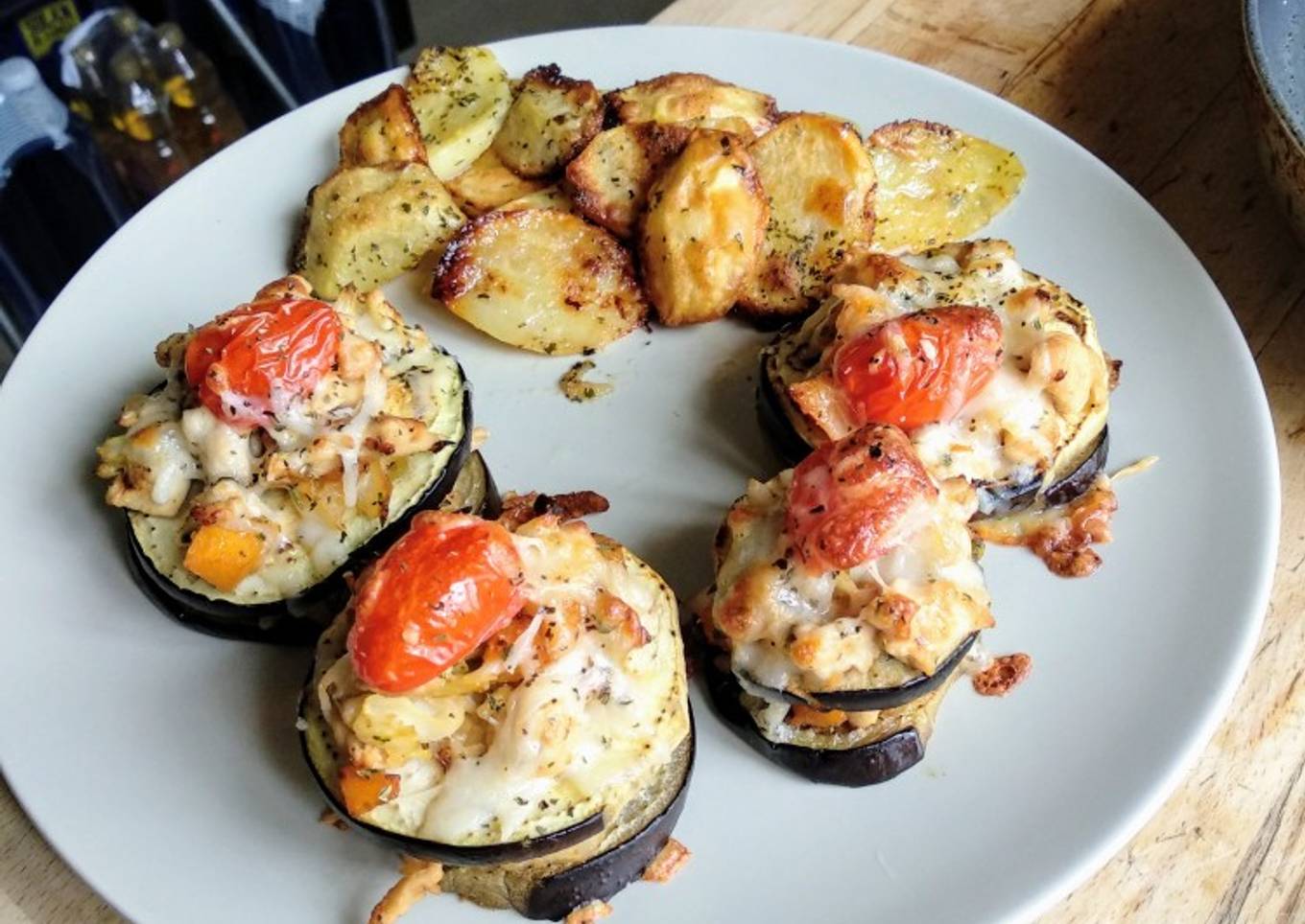 Milhojas de berenjenas con pollo y verdura