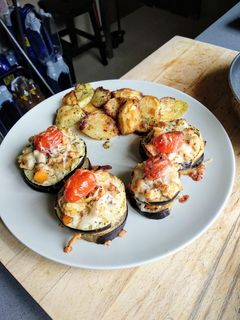 Una foto de Milhojas de berenjenas con pollo y verdura