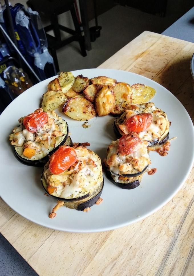 Una foto de Milhojas de berenjenas con pollo y verdura