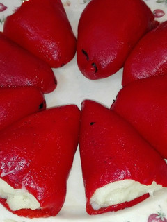 Una foto de Pimientos del piquillo rellenos de brandada de bacalao
