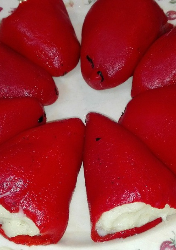 Una foto de Pimientos del piquillo rellenos de brandada de bacalao