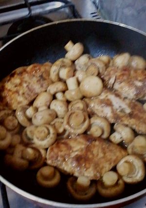 A picture of Glazed Chicken with Mushroom.