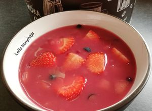 Gyümölcsleves mandulatejjel recept fotója