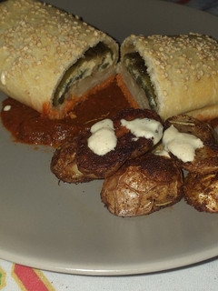 Una foto de Rollo de chile relleno hojaldrado