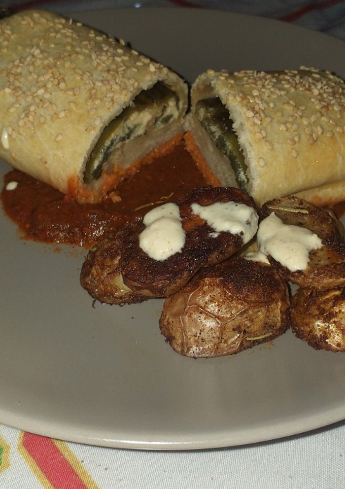 Una foto de Rollo de chile relleno hojaldrado