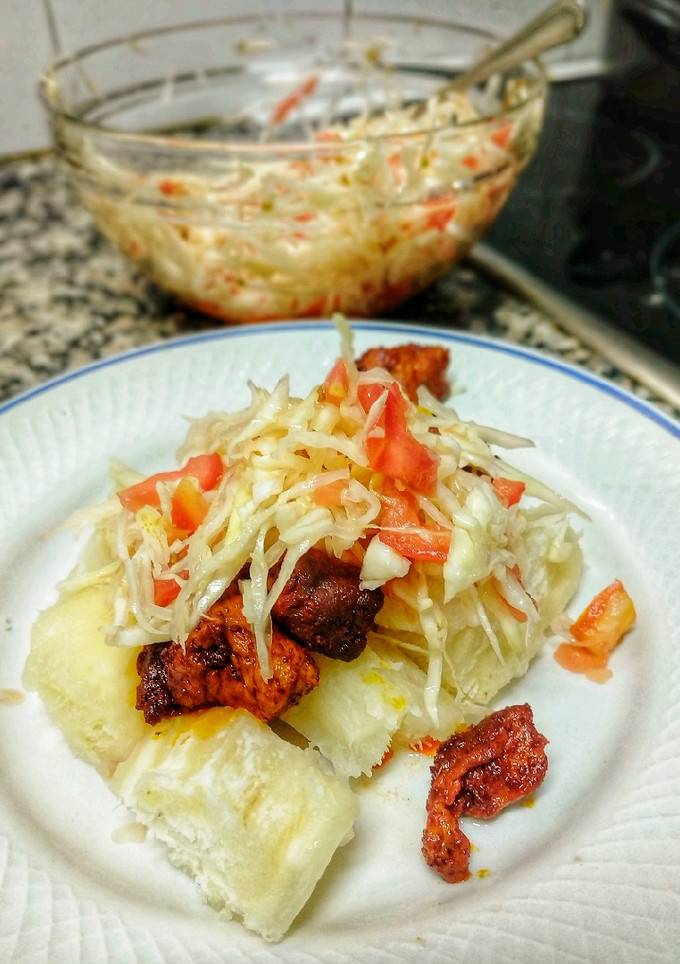 Una foto de Chancho con yuca