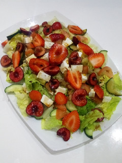 Una foto de Ensalada de fresas y cerezas