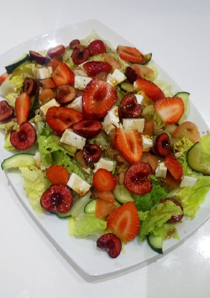 Una foto de Ensalada de fresas y cerezas