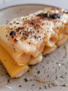 Una foto de Rigatoni gratinados rellenos de brandada de bacalao