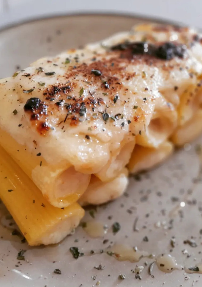 Una foto de Rigatoni gratinados rellenos de brandada de bacalao