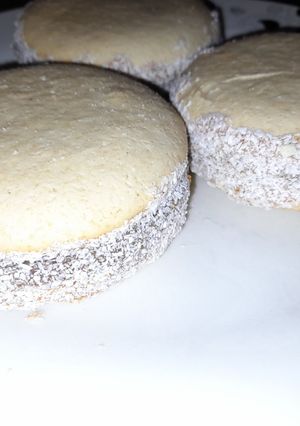 Una foto de Alfajores de maizena gigantes