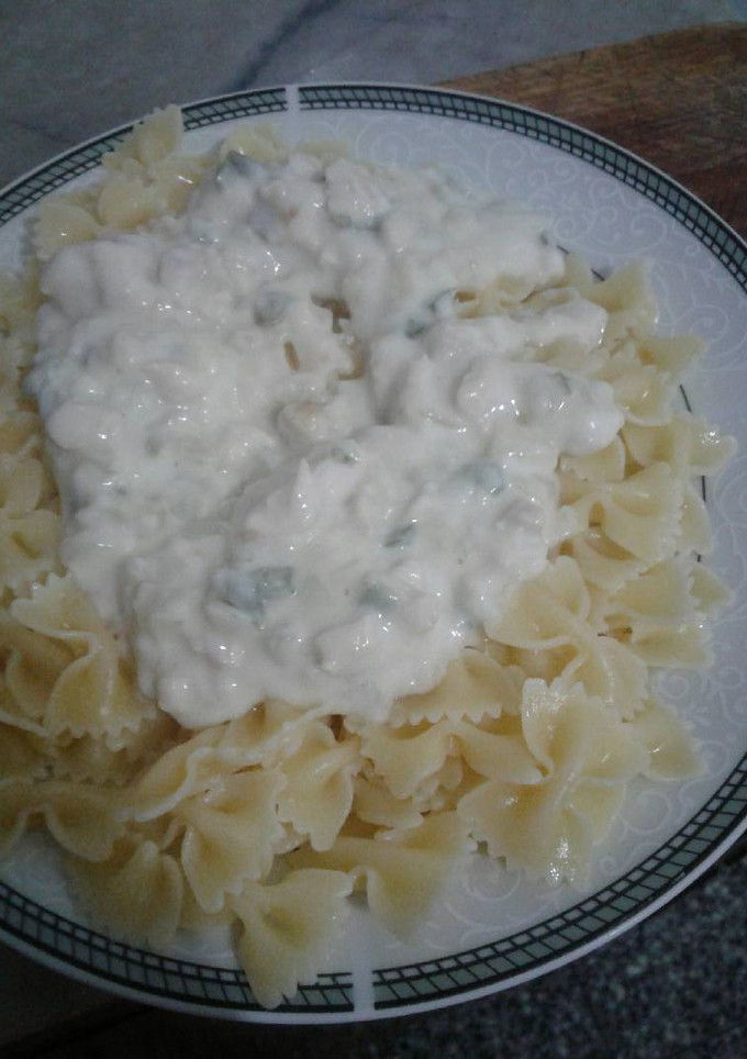 Una foto de Fideos con salsa blanca con pollo